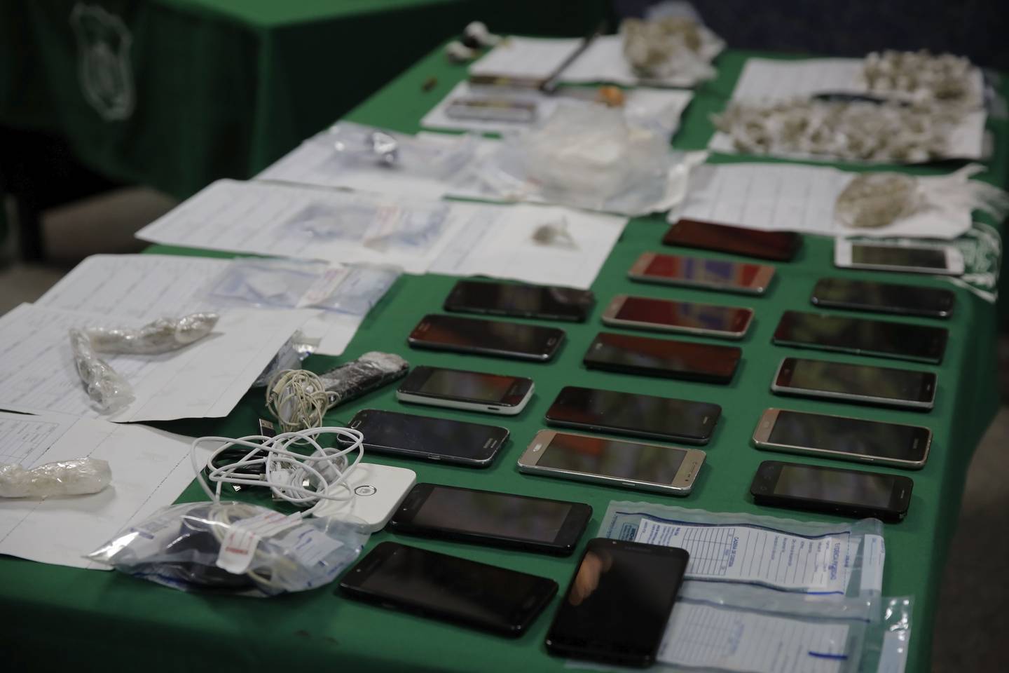 celulares-carceles-inhibicion.jpg__1440x2000_q70_subsampling-2